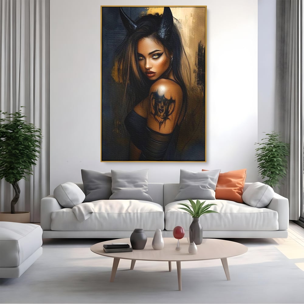 Tablou canvas cu tablou canvas cu portret de femeie demon, in rama de aluminiu auriu, pe perete intr-un living